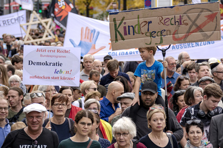 Unteilbar-Demo unter dem Motto 'Kein Fußbreit! Antisemitismus und Rassismus töten!' in Berlin