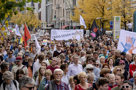 Unteilbar-Demo unter dem Motto 'Kein Fußbreit! Antisemitismus und Rassismus töten!' in Berlin