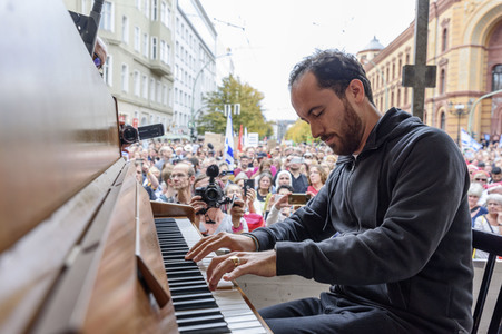 Unteilbar-Demo unter dem Motto 'Kein Fußbreit! Antisemitismus und Rassismus töten!' in Berlin
