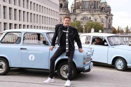 David Hasselhoff hupt mit Trabi-Fahrern 'Looking for Freedom' in Berlin