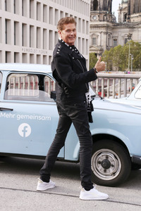 David Hasselhoff hupt mit Trabi-Fahrern 'Looking for Freedom' in Berlin