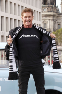 David Hasselhoff hupt mit Trabi-Fahrern 'Looking for Freedom' in Berlin