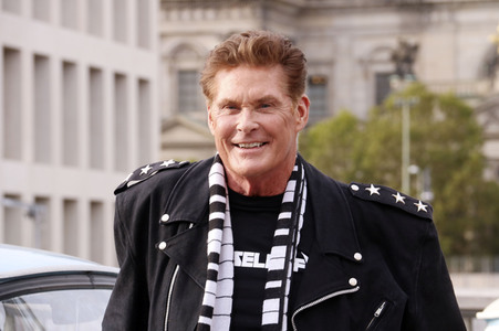 David Hasselhoff hupt mit Trabi-Fahrern 'Looking for Freedom' in Berlin