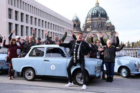 David Hasselhoff hupt mit Trabi-Fahrern 'Looking for Freedom' in Berlin