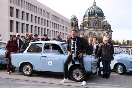 David Hasselhoff hupt mit Trabi-Fahrern 'Looking for Freedom' in Berlin
