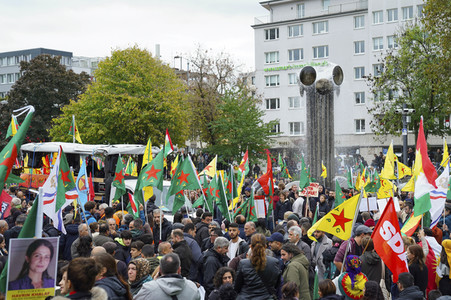 Demonstration gegen die türkische Militär-Offensive in Nordsyrien in Köln