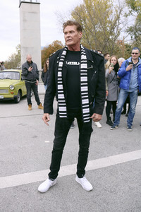 David Hasselhoff hupt mit Trabi-Fahrern 'Looking for Freedom' in Berlin