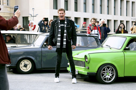 David Hasselhoff hupt mit Trabi-Fahrern 'Looking for Freedom' in Berlin
