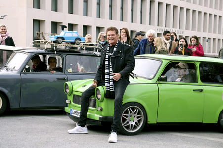 David Hasselhoff hupt mit Trabi-Fahrern 'Looking for Freedom' in Berlin