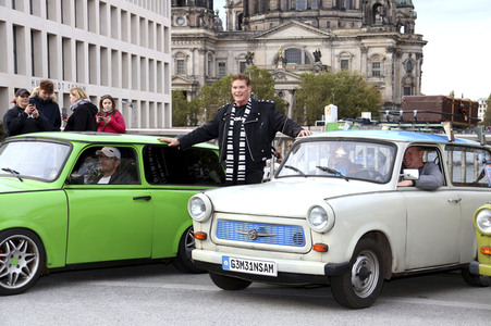 David Hasselhoff hupt mit Trabi-Fahrern 'Looking for Freedom' in Berlin