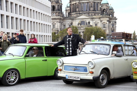 David Hasselhoff hupt mit Trabi-Fahrern 'Looking for Freedom' in Berlin