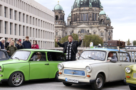 David Hasselhoff hupt mit Trabi-Fahrern 'Looking for Freedom' in Berlin