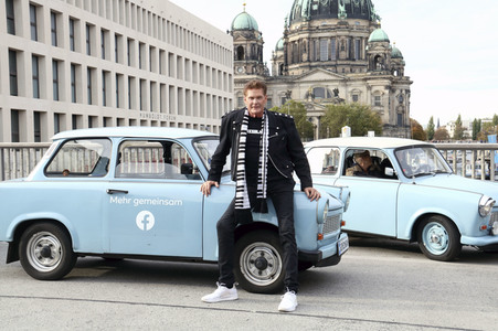 David Hasselhoff hupt mit Trabi-Fahrern 'Looking for Freedom' in Berlin