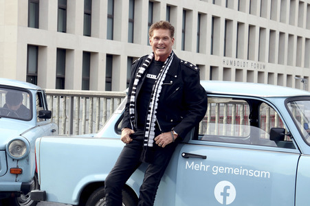 David Hasselhoff hupt mit Trabi-Fahrern 'Looking for Freedom' in Berlin