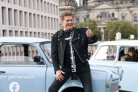 David Hasselhoff hupt mit Trabi-Fahrern 'Looking for Freedom' in Berlin