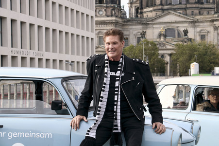David Hasselhoff hupt mit Trabi-Fahrern 'Looking for Freedom' in Berlin