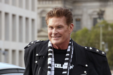 David Hasselhoff hupt mit Trabi-Fahrern 'Looking for Freedom' in Berlin