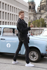 David Hasselhoff hupt mit Trabi-Fahrern 'Looking for Freedom' in Berlin
