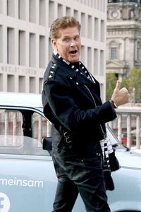 David Hasselhoff hupt mit Trabi-Fahrern 'Looking for Freedom' in Berlin