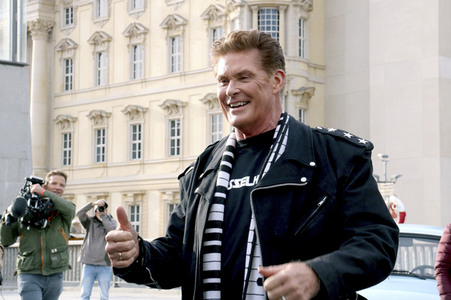 David Hasselhoff hupt mit Trabi-Fahrern 'Looking for Freedom' in Berlin