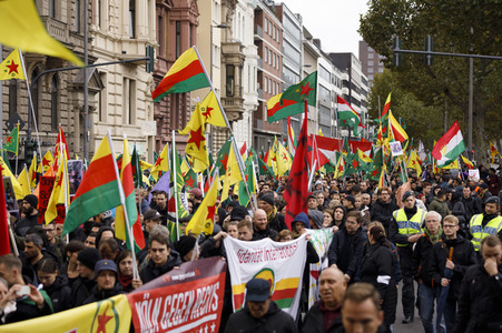 Demonstration gegen die türkische Militär-Offensive in Nordsyrien in Köln