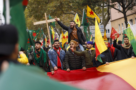 Demonstration gegen die türkische Militär-Offensive in Nordsyrien in Köln