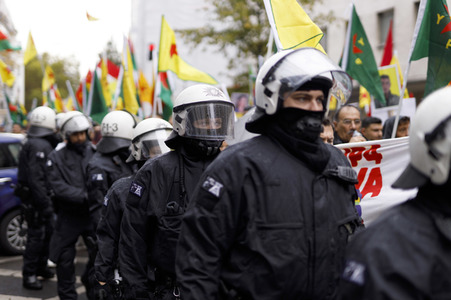 Demonstration gegen die türkische Militär-Offensive in Nordsyrien in Köln