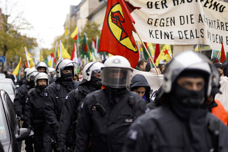 Demonstration gegen die türkische Militär-Offensive in Nordsyrien in Köln