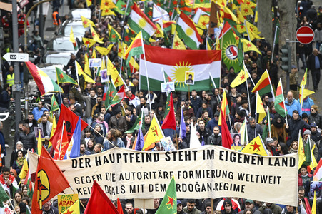 Demonstration gegen die türkische Militär-Offensive in Nordsyrien in Köln