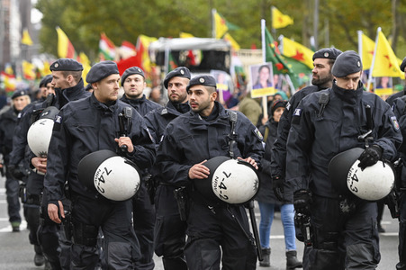 Demonstration gegen die türkische Militär-Offensive in Nordsyrien in Köln