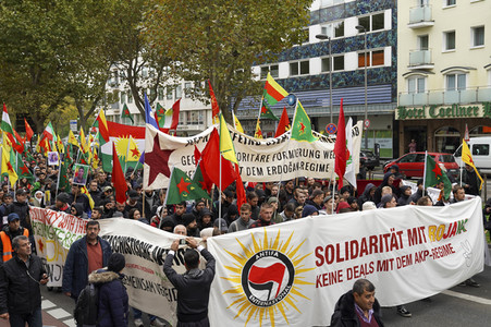 Demonstration gegen die türkische Militär-Offensive in Nordsyrien in Köln