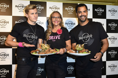 Promis kellnern für guten Zweck im Hard Rock Cafe Berlin
