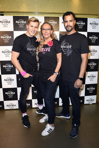 Promis kellnern für guten Zweck im Hard Rock Cafe Berlin