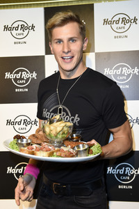 Promis kellnern für guten Zweck im Hard Rock Cafe Berlin