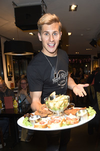Promis kellnern für guten Zweck im Hard Rock Cafe Berlin