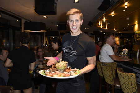 Promis kellnern für guten Zweck im Hard Rock Cafe Berlin