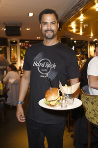 Promis kellnern für guten Zweck im Hard Rock Cafe Berlin