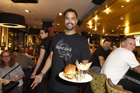 Promis kellnern für guten Zweck im Hard Rock Cafe Berlin