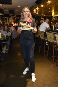 Promis kellnern für guten Zweck im Hard Rock Cafe Berlin