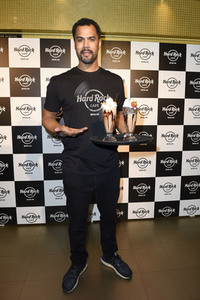 Promis kellnern für guten Zweck im Hard Rock Cafe Berlin