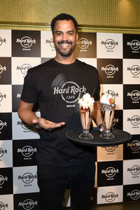 Promis kellnern für guten Zweck im Hard Rock Cafe Berlin