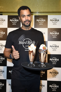 Promis kellnern für guten Zweck im Hard Rock Cafe Berlin