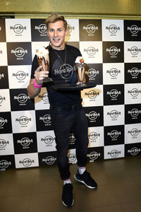 Promis kellnern für guten Zweck im Hard Rock Cafe Berlin