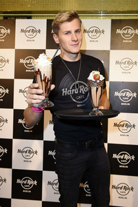 Promis kellnern für guten Zweck im Hard Rock Cafe Berlin