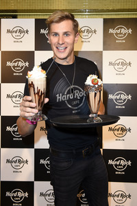 Promis kellnern für guten Zweck im Hard Rock Cafe Berlin