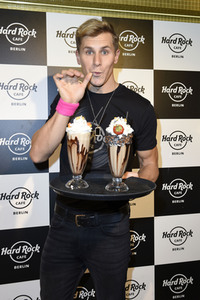 Promis kellnern für guten Zweck im Hard Rock Cafe Berlin