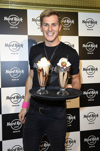 Promis kellnern für guten Zweck im Hard Rock Cafe Berlin