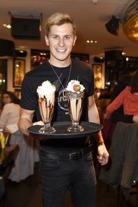 Promis kellnern für guten Zweck im Hard Rock Cafe Berlin