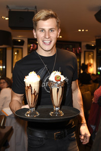 Promis kellnern für guten Zweck im Hard Rock Cafe Berlin