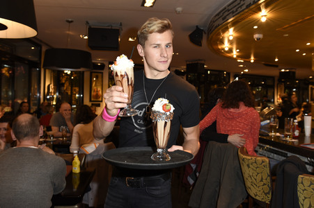 Promis kellnern für guten Zweck im Hard Rock Cafe Berlin